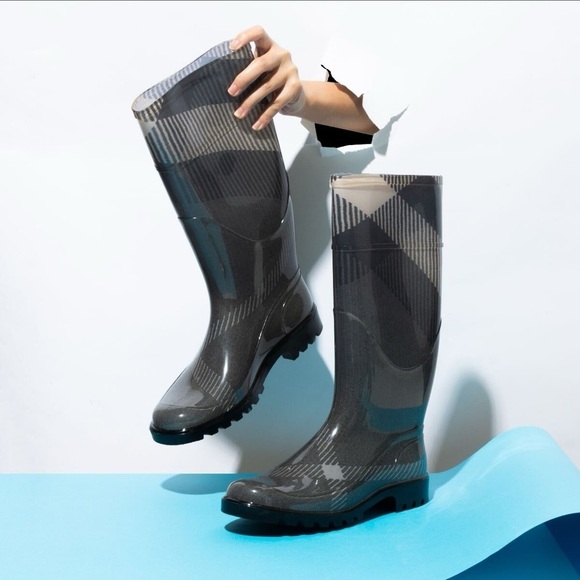 Designer Burberry Anthracite Checked Wellington Boots, women’s Rain Boot - Picture 3 of 9